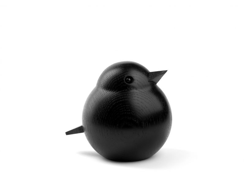 Detailaufnahme des Papa Sparrow Holzfigur in Schwarz von Novoform, Eiche, Deko-Vogel.